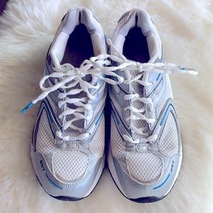 New Balance Ladies 8.5 857 Cross Training Shoe